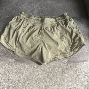 lululemon low rise 2.5” hotty hot shorts